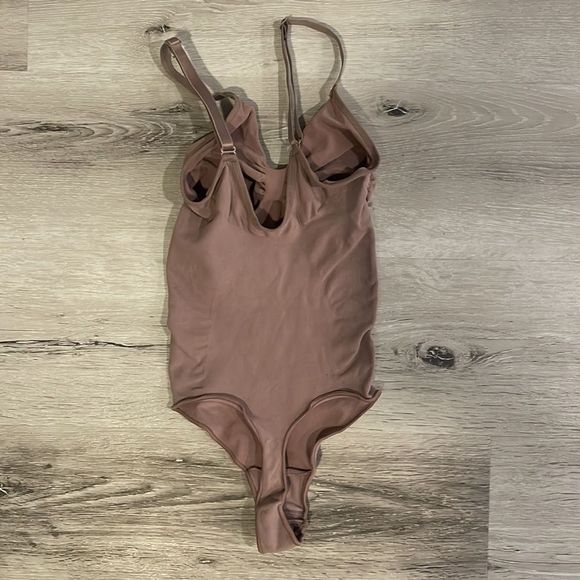 SKIMS SEAMLESS SCULPT THONG BODYSUIT - UMBER - Picture 3 of 4